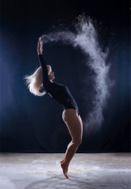 Siyah tulumlu, parlak makyajlı genç, tombul kadın arka planda poz veriyor, fotokopi alanı ile izole edilmiş. XXXL moda ve abur cubur kavramı