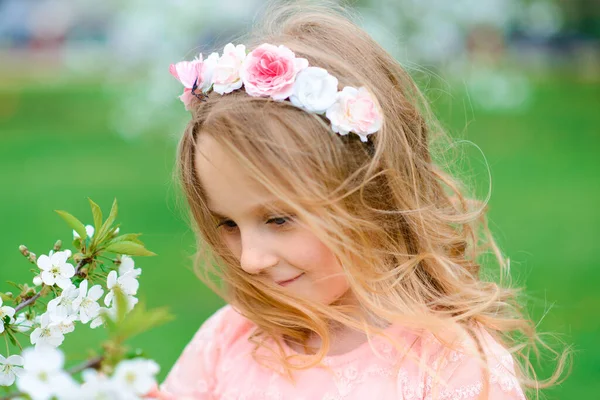 Hübsches Mädchen Lächelt Und Spielt Den Blumen Des Gartens Blühenden — Stockfoto
