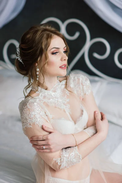 Gyönyörű Fiatal Menyasszony Fehér Fehérneműben Utolsó Előkészületek Esküvőre Lány Vőlegényre — Stock Fotó