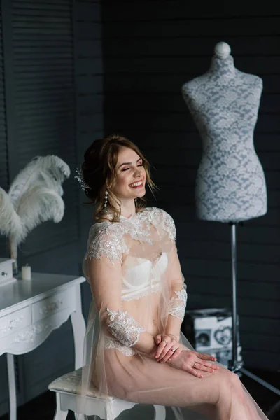 Beyaz Çamaşırlı Güzel Bir Gelin Düğün Için Son Hazırlıklar Kız — Stok fotoğraf