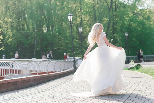 Parkta Yürüyen Gülümseyen Kıvırcık Saçlı Sarışın Gelin Konsept Düğün — Stok fotoğraf
