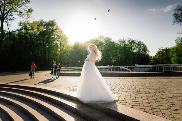 Fiatal Vonzó Szőke Menyasszony Göndör Haj Séta Parkban Mosolygós Koncepció — Stock Fotó