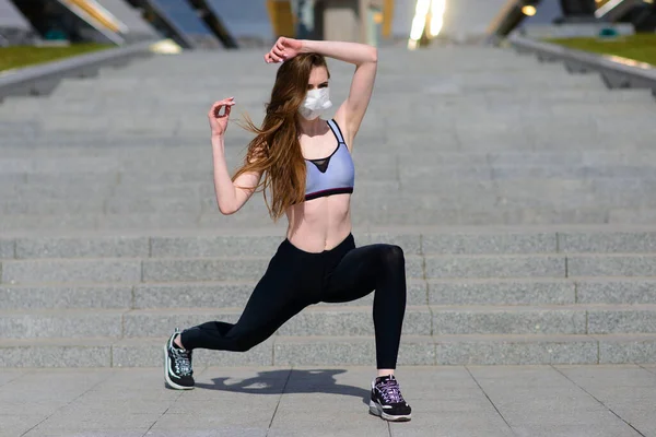 아침에 운동하는 여성은 마스크를 다닌다 먼지와 바이러스로부터의 끈덕지게 — 스톡 사진