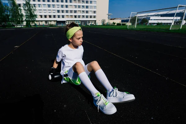 Weibliche Kinderboxerin Handschuhen Feminismus Konzept Zurück Die Schule Körperliches Training — Stockfoto