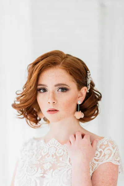 Porträt Eines Rothaarigen Mädchens Hochzeitskleid Vor Weißgrauem Studiohintergrund — Stockfoto
