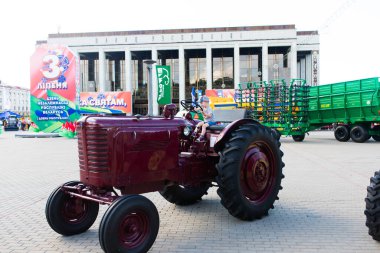 Minsk, Belarus - 07.14.2020. Kombine ve traktörler tarım makineleri ihtirası