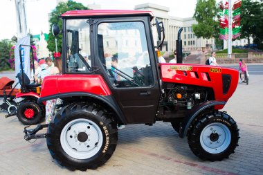 Minsk, Belarus - 07.14.2020. Kombine ve traktörler tarım makineleri ihtirası