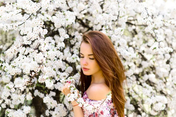 Gyönyörű Vörös Hajú Fehér Ruhás Tavaszi Virágos Fiatal Portréja — Stock Fotó