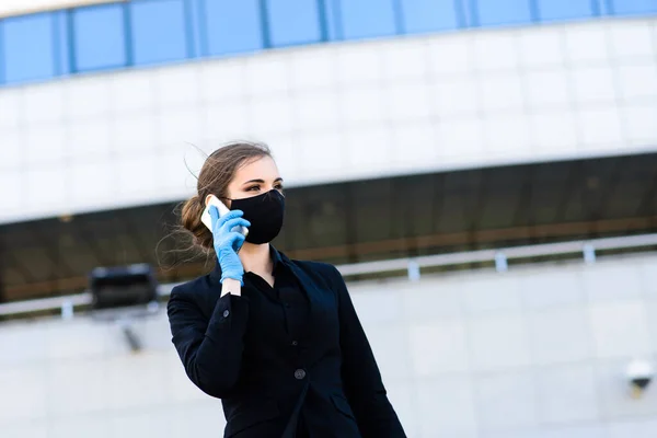 Beautiful Businesswoman Black Suit Black Medical Mask Gloves City Quarantine — Stock Photo, Image