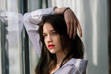 Yalnız üzgün kadın, derin düşünceler içinde evinde, depresyonda.