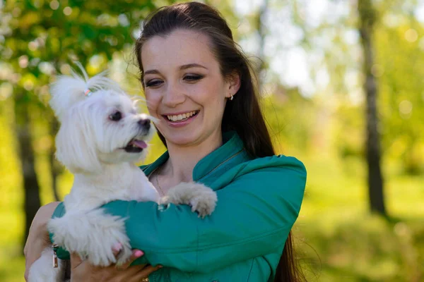 Rapariga Com Seu Cão Cachorro Branco Está Correndo Com Seu — Fotografia de Stock