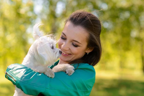 Een Jong Meisje Met Haar Hond Puppy Witte Hond Loopt — Stockfoto