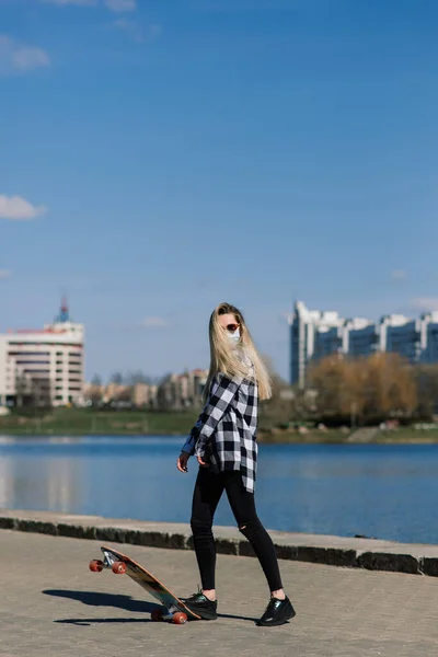 Portrét Mladé Ženy Lékařské Masce Longboardem Městě Během Karantény — Stock fotografie