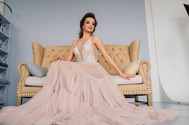 Beyaz bir gelinlik içinde bir Villa 'nın içinde bir düğünde gelin. Gelinin sabahı.