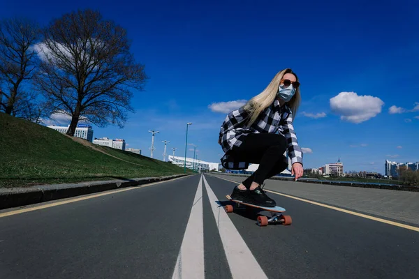 Portrét Mladé Ženy Lékařské Masce Longboardem Městě Během Karantény — Stock fotografie