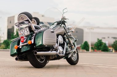 Büyük motorsiklet, şehir meydanında bisiklet..