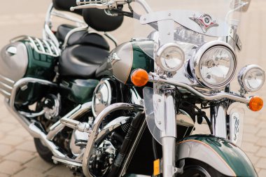 Büyük motorsiklet, şehir meydanında bisiklet..