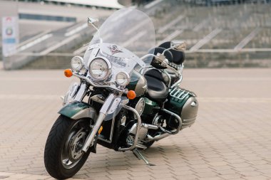 Büyük motorsiklet, şehir meydanında bisiklet..