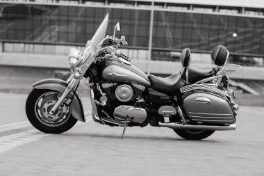 Büyük motorsiklet, şehir meydanında bisiklet..