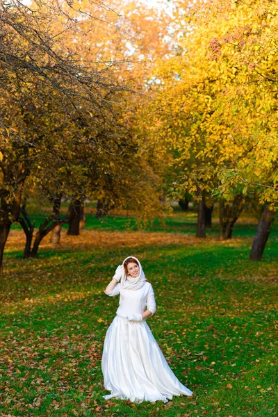 Uzun Beyaz Gelinlikli Şirin Kız Kırsal Yolda Poz Veriyor Altın — Stok fotoğraf