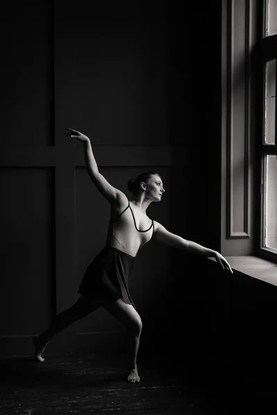 Vackra Unga Kvinnliga Klassiska Balett Dansare Tån Skor Bär Svart — Stockfoto
