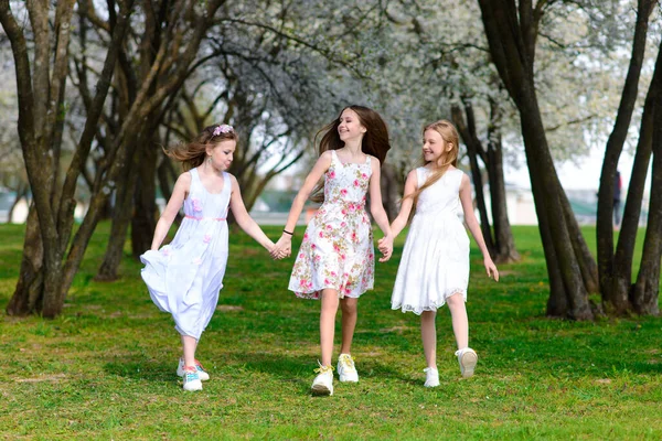 Drei Entzückende Mädchen Kleidern Halten Sich Kreis Den Händen Frühling — Stockfoto