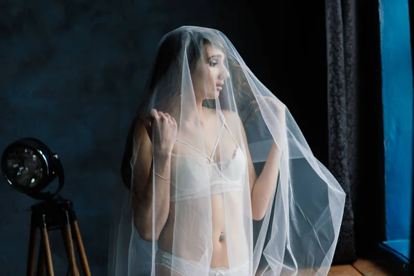 Menyasszony Reggele Szexi Lány Fehér Csipkés Alsóneműben Pózol Egy Gyönyörű — Stock Fotó