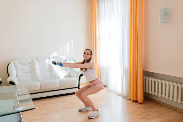 Fitness Sport Training Und Lifestylekonzept Lächelndes Frauentraining Hause — Stockfoto