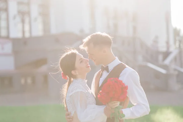 Šťastný Právě Ženatý Mladý Pár Slaví Baví Venku Líbání — Stock fotografie