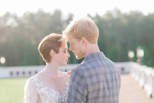 Muy Agradable Pelirroja Joven Acaba Casarse Feliz Pareja Besándose Puesta —  Fotos de Stock