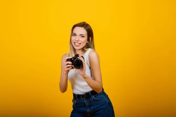 Emocionada Fotógrafa Trabajando Estudio Retrato Chica Rubia Impresionante Con Cámara — Foto de Stock