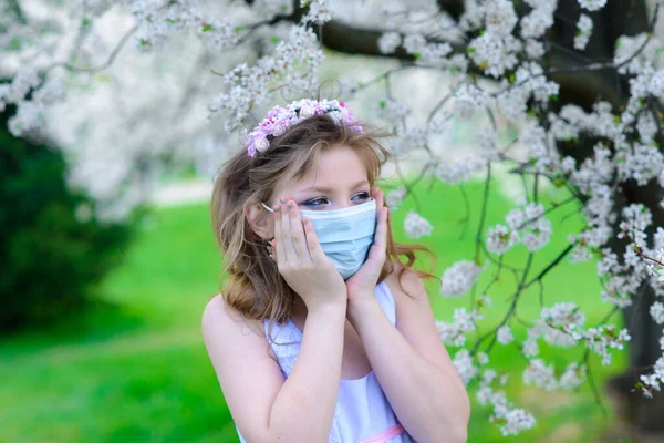 Osamělý Dospívající Dívka Nosí Ochranný Lék Masku Proti Viru Alergie — Stock fotografie