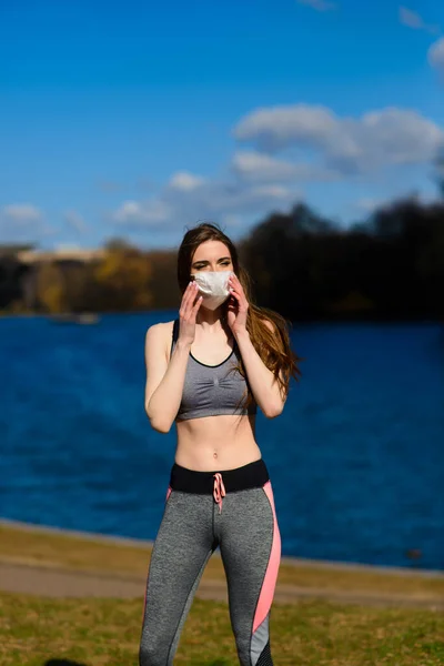 Corredoras Ejercicio Matutino Lleva Una Máscara Nasal Protección Contra Virus — Foto de Stock