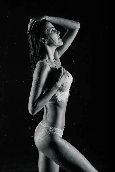 Молодая Женщина Телом Ущелья Белом Нижнем Белье Капельками Воды Aquastudio — стоковое фото