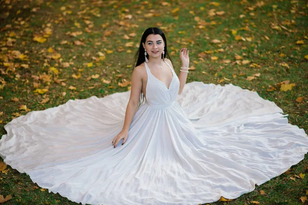 Jovem Bela Morena Feminina Vestido Branco Longo Parque Outono — Fotografia de Stock