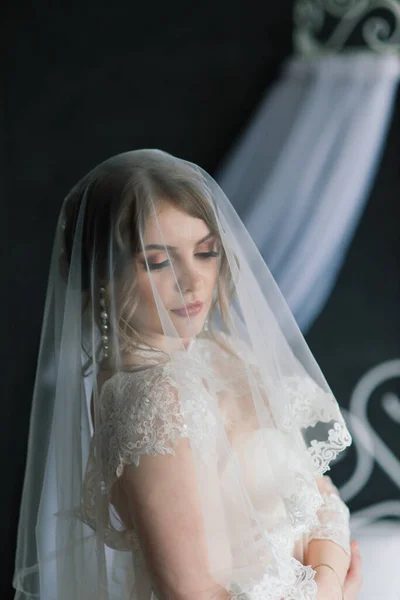 Красивая Молодая Невеста Белом Белье Последние Приготовления Свадьбе Девушка Ждет — стоковое фото