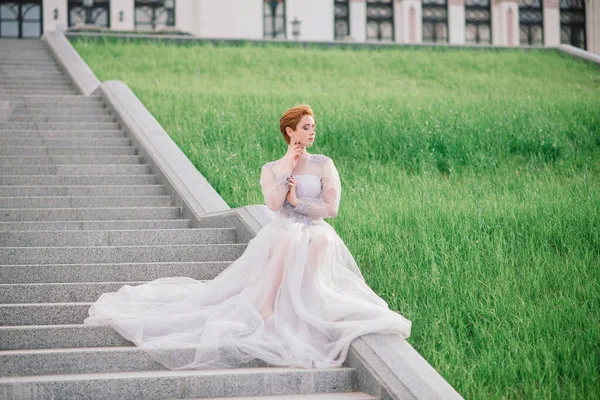 Menina Ruiva Caucasiana Muito Jovem Jardim Com Seu Buquê Casamento — Fotografia de Stock