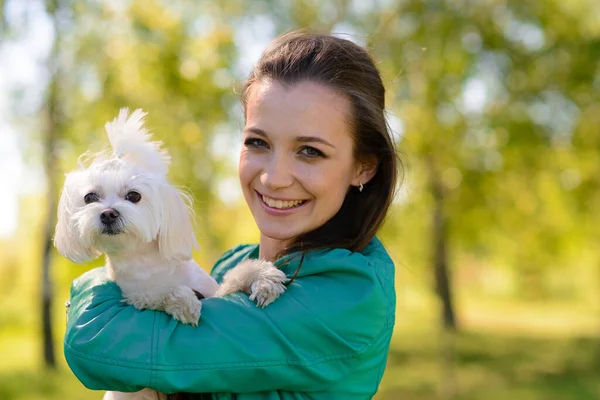 Een Jong Meisje Met Haar Hond Puppy Witte Hond Loopt — Stockfoto