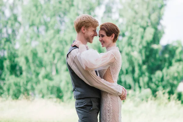 Ruiva Muito Agradável Jovem Acabou Casar Casal Feliz Beijando Pôr — Fotografia de Stock