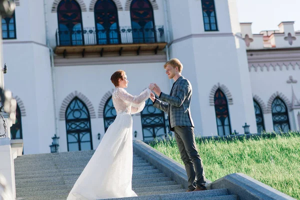 Bardzo Miły Ruda Młody Właśnie Poślubił Szczęśliwy Para Całuje Zachód — Zdjęcie stockowe