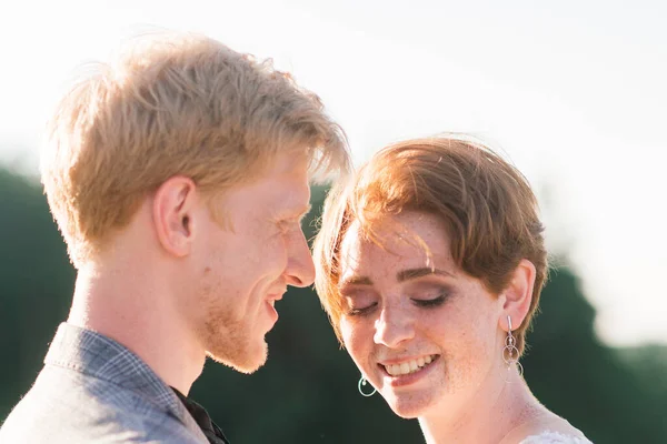 Muy Agradable Pelirroja Joven Acaba Casarse Feliz Pareja Besándose Puesta —  Fotos de Stock