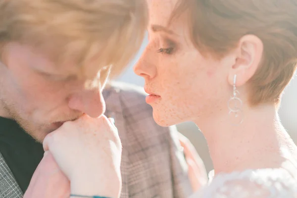 Ruiva Muito Agradável Jovem Acabou Casar Casal Feliz Beijando Pôr — Fotografia de Stock