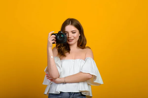 Jonge Vrouwelijke Fotograaf Met Camera Gele Achtergrond Glimlachend Gelukkig — Stockfoto