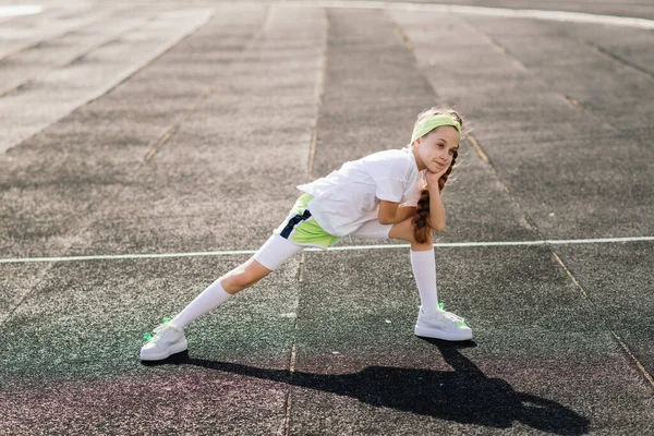 Mädchen Joggen Einem Sonnigen Sommerabend Liegen Auf Laufband Stadion Körperliches — Stockfoto
