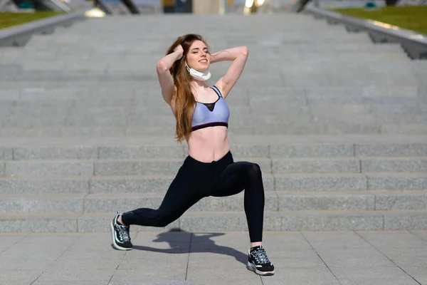 Mulher Corredores Exercício Matinal Ela Usa Uma Máscara Nasal Protecção — Fotografia de Stock