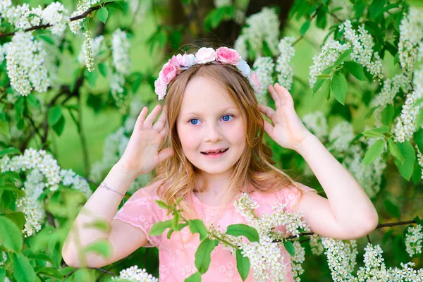 Niña Bonita Sonriendo Jugando Las Flores Del Jardín Árboles Florecientes — Foto de Stock