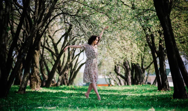 Femme Ballerine Dans Jardin Fleuri Rose Portrait Danse Femme Plein — Photo