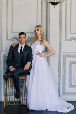 Klasik bir stüdyonun içinde sevimli bir evlilik çifti. Öpüşüyorlar ve sarılıyorlar..