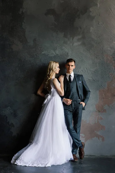 Joli Couple Mariage Intérieur Studio Classique Ils Embrassent Embrassent — Photo