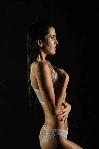 Νεαρή Γυναίκα Όμορφο Σπορ Σώμα Τέλειο Σχήμα Σταγόνες Νερού Λευκά — Φωτογραφία Αρχείου